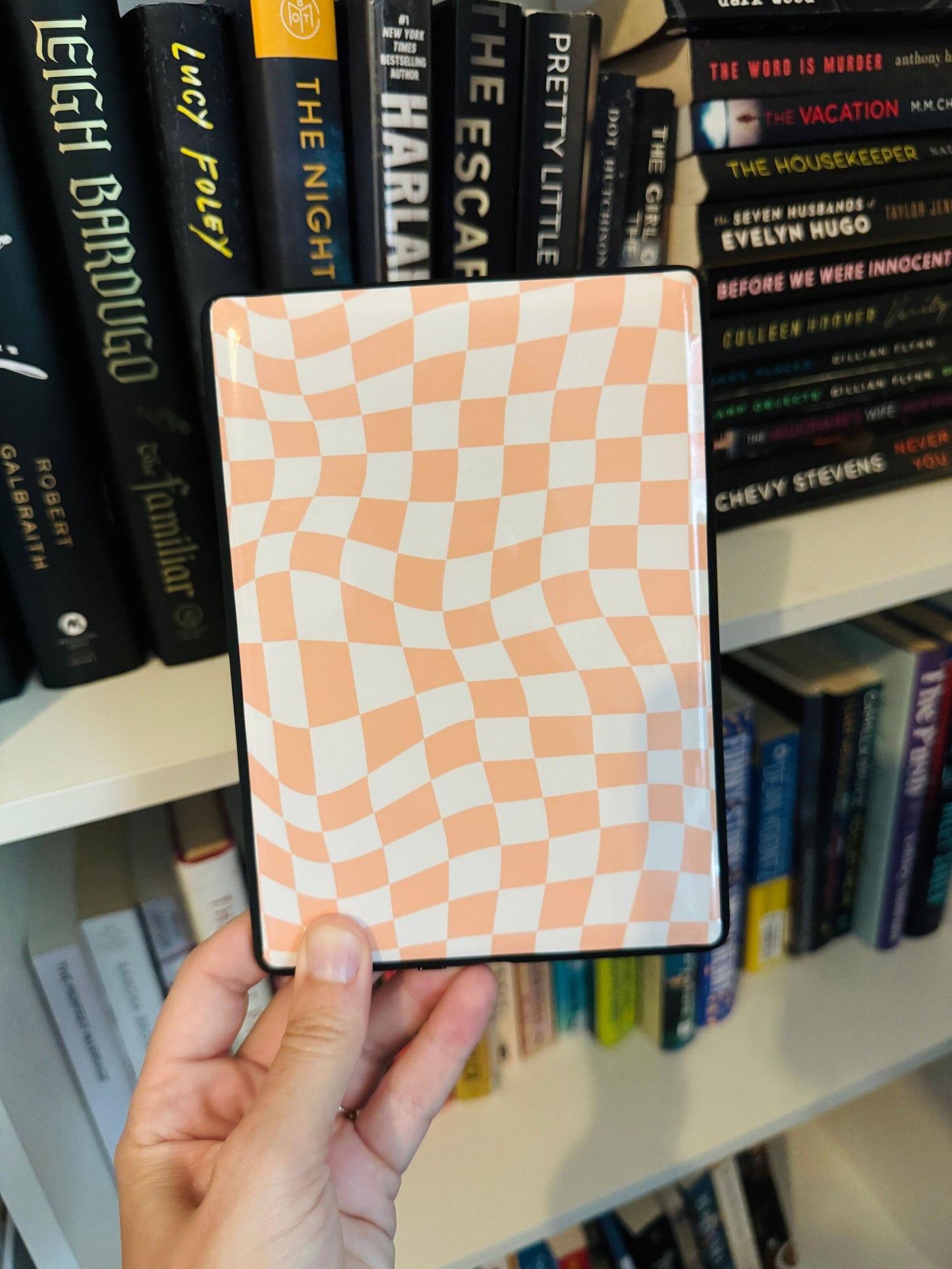 Wavy Checker Kindle Skin